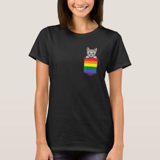 Camiseta Cat In Pocket Gay Pride LGBT-Q Rainbow Flag Funny  (Frente)