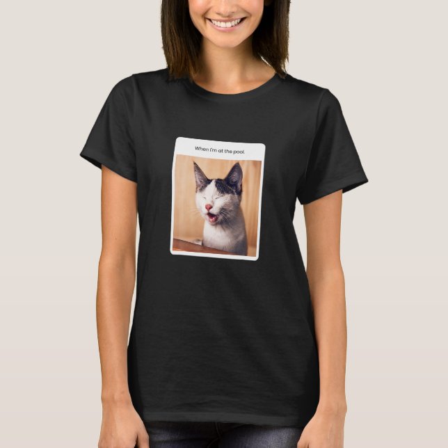 Camiseta Cat Meme Quando Estou Na Piscina Nadando Férias (Frente)
