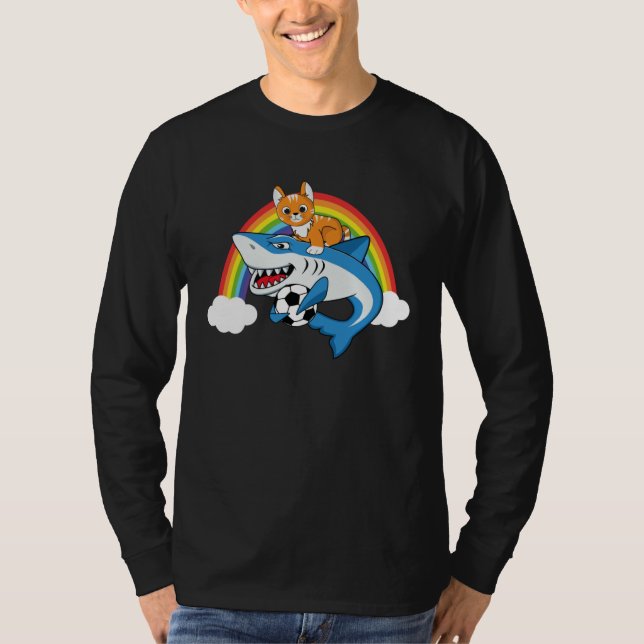 Camiseta Cat Riding Shark Playing Soccer With Rainbow Graph (Frente)