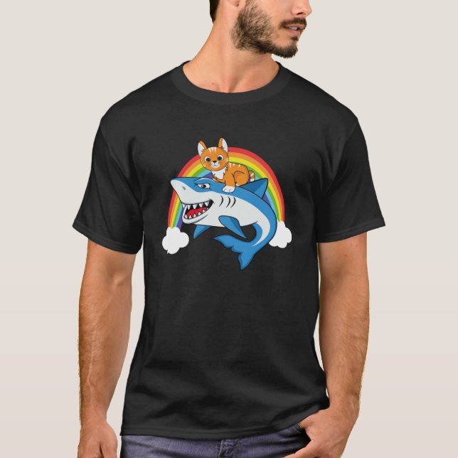 Camiseta Cat Riding Shark With Rainbow For Cat Mom Cat Dad  (Frente)