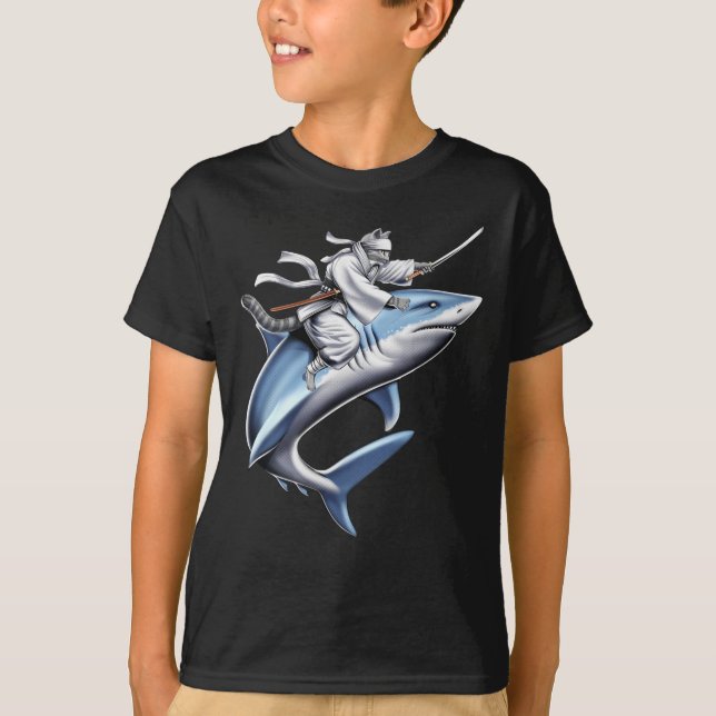 Camiseta Cat Samurai Ninja Riding Shark (Frente)