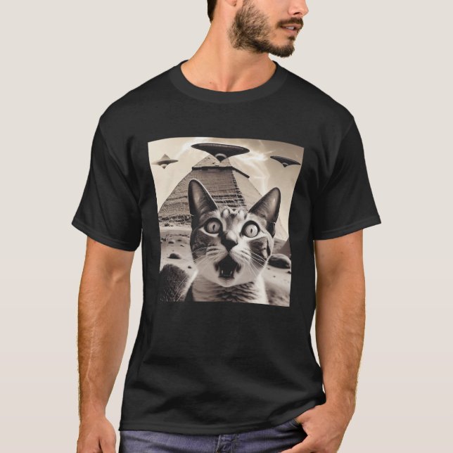 Camiseta Cat UAPs Incident UFO Egypt Pyramids Aliens (Frente)