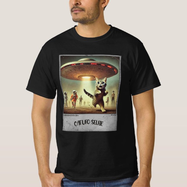 Camiseta Cat UFO Selfie: Gatinho assustado (t-shirt humana) (Frente)