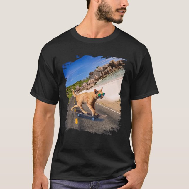 Camiseta Cat with sunglasses on skateboard on the beach (Frente)