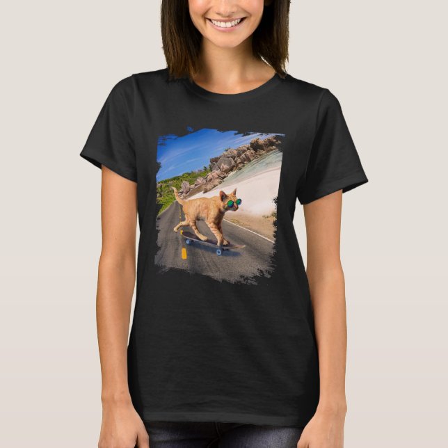 Camiseta Cat with sunglasses on skateboard on the beach (Frente)