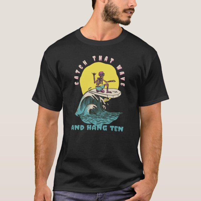 Camiseta Catch That Wave & Hang Ten Retro Surfer Present  1 (Frente)