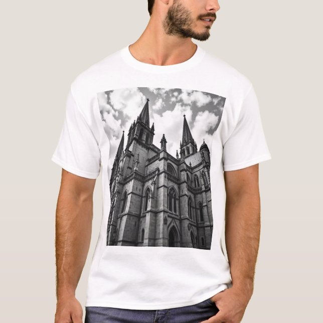 Camiseta Catedral Gótica - Uma obra-prima majestosa do carv (Frente)
