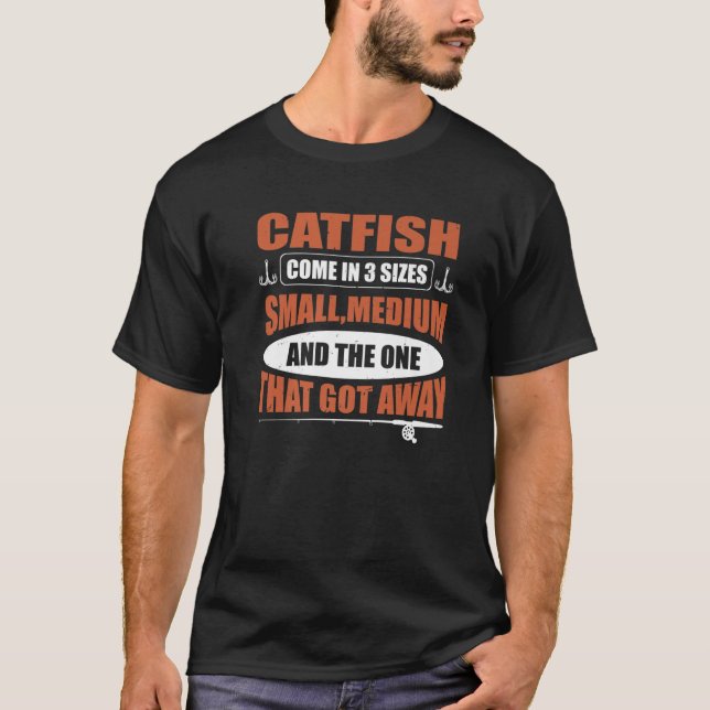 Camiseta Catfish Come In 3 Sizes Catfish Hunter (Frente)