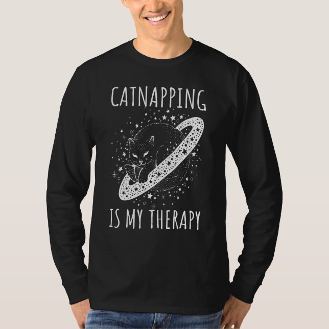 Camiseta Catnapping is my therapy sleeping dreaming cosmic  (Frente)