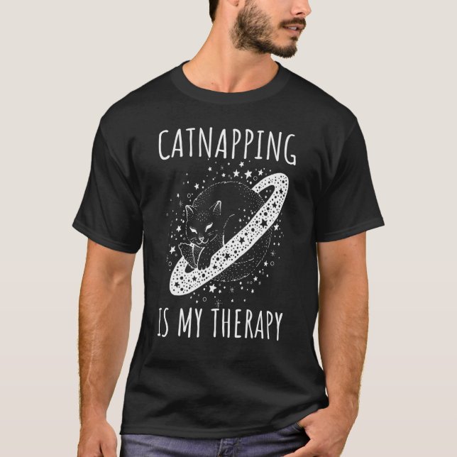 Camiseta Catnapping is my therapy sleeping dreaming cosmic  (Frente)