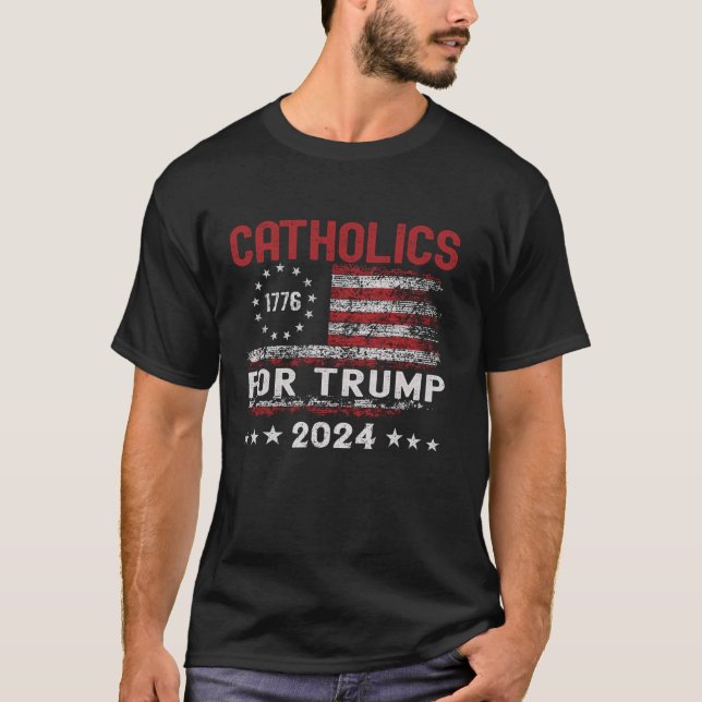 Camiseta Católicos Para Trump 2024 Bandeira Americana 4 De  (Frente)