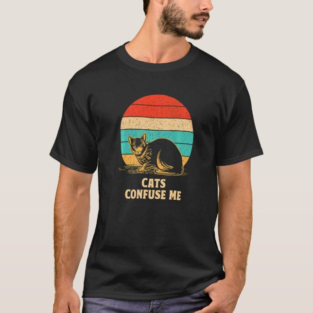 Camiseta Cats Confuse Me Cat  Sayings Kitten Quotes Cat Mom (Frente)