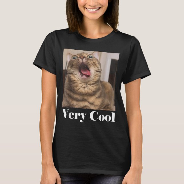 Camiseta Cats Meme Graphic Silly Cat Humor Funny Cat Very C (Frente)