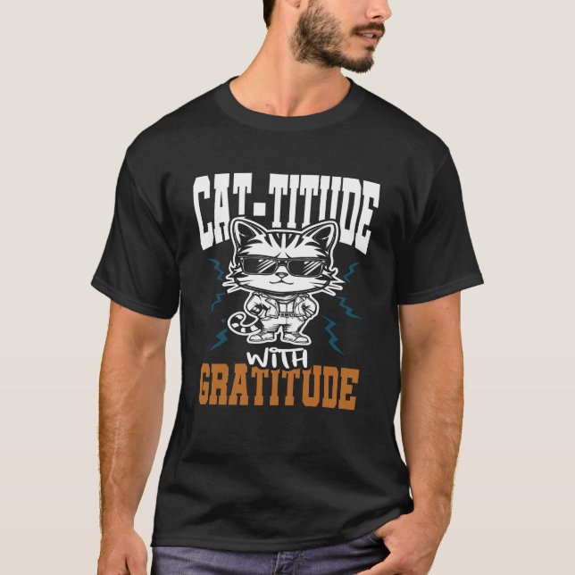 Camiseta Cattitude Com Gratidão Gato Engraçado (Frente)