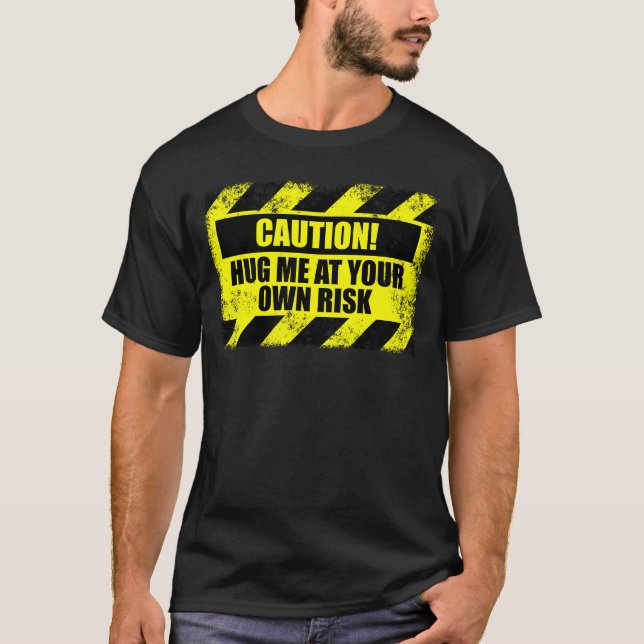 Camiseta Caution Hug Me At Your Own Risk Hugging Non Hugger (Frente)