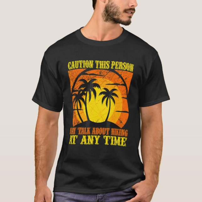 Camiseta Caution This Person May Talk About Hiking (Frente)