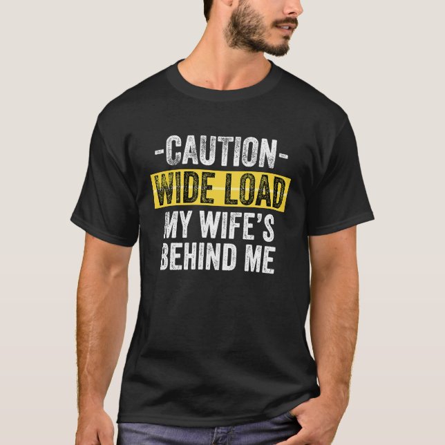 Camiseta Caution  Wide Load  My Wife's Behind Me (Frente)