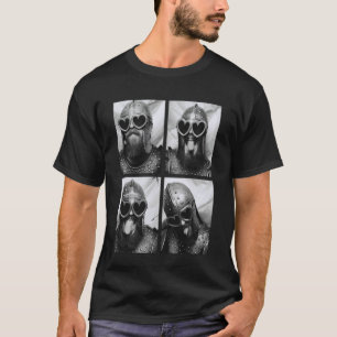 Camiseta Cavaleiro Medieval com Óculos de Sol Corações Piad