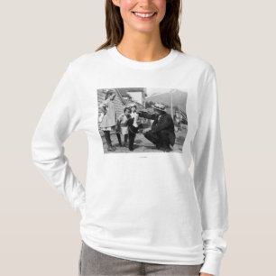 Camiseta Cavalheiro e miúdos que jogam com urso Cub em Lea