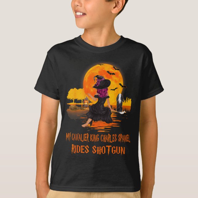 Camiseta Cavalier Anda de Espingarda Cachorro e Bruxa Engra (Frente)