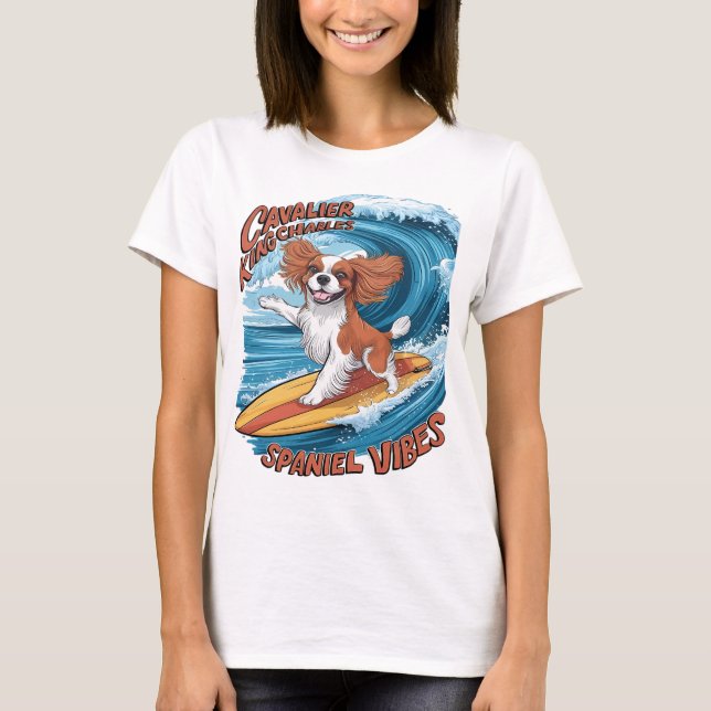 Camiseta Cavalier King Charles Spaniel faz surf em onda (Frente)