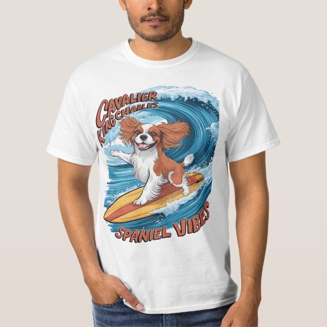 Camiseta Cavalier King Charles Spaniel faz surf em onda (Frente)