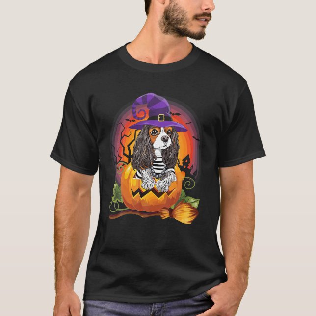 Camiseta Cavalier Witch Pumpkin Halloween Dog Figurume (Frente)