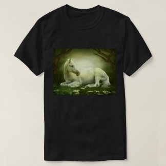 Camiseta Cavalo Branco Descansado na Floresta Encantada
