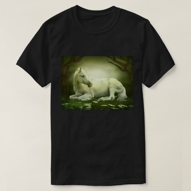 Camiseta Cavalo Branco Descansado na Floresta Encantada (Frente do Design)