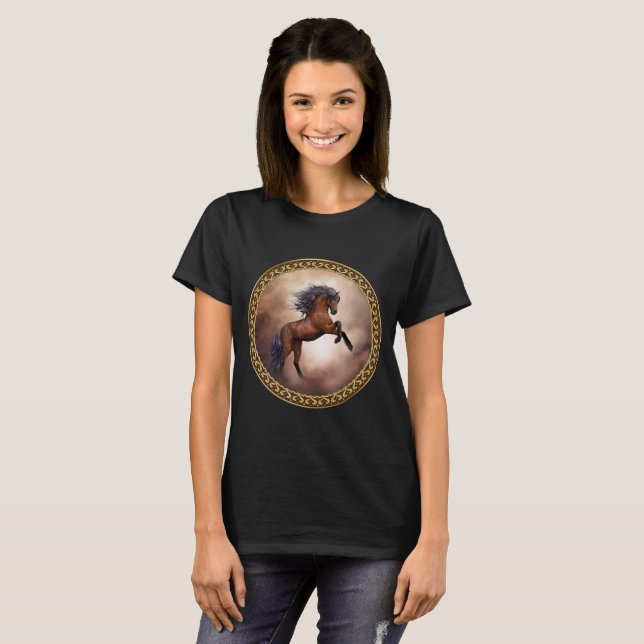 Camiseta Cavalo castanho da Frísia que se cria com nuvens n (Frente Completa)