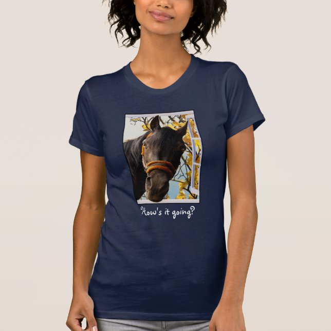 Camiseta Cavalo Curioso Olhando Pela Janela Da Cozinha (Frente)