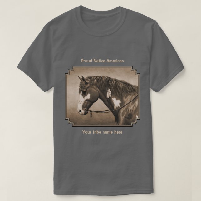 Camiseta Cavalo da Guerra do Pinto Nativo Americano na Sépi (Frente do Design)