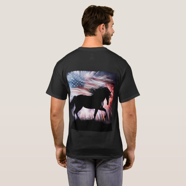 Camiseta Cavalo e bandeira americana com fogos de artifício (Parte Traseira Completa)