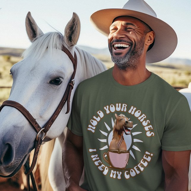 Camiseta Cavalo Engraçado Humor de Amante de Café (Hold your horses, I need my coffee!)