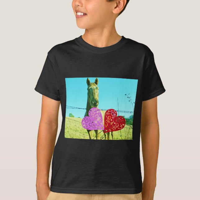 Camiseta Cavalo loiro e corações cor-de-rosa e vermelhos (Frente)