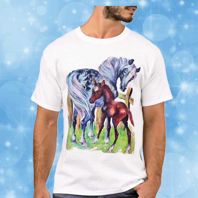 Camiseta Cavalo Mãe Bebê Grama Campo (Pretty pastel coloured mother horse with baby brown colt by fence in grass on tee shirt.)