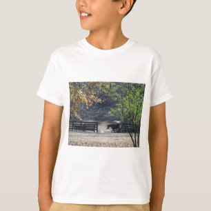 Camiseta Cavalo Marrom atravessando Cerca