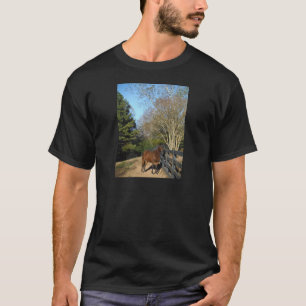 Camiseta Cavalo Marrom Contra uma Cerca