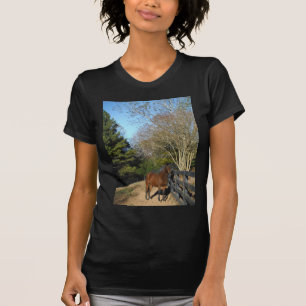 Camiseta Cavalo Marrom Contra uma Cerca