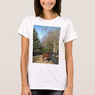Camiseta Cavalo Marrom Contra uma Cerca