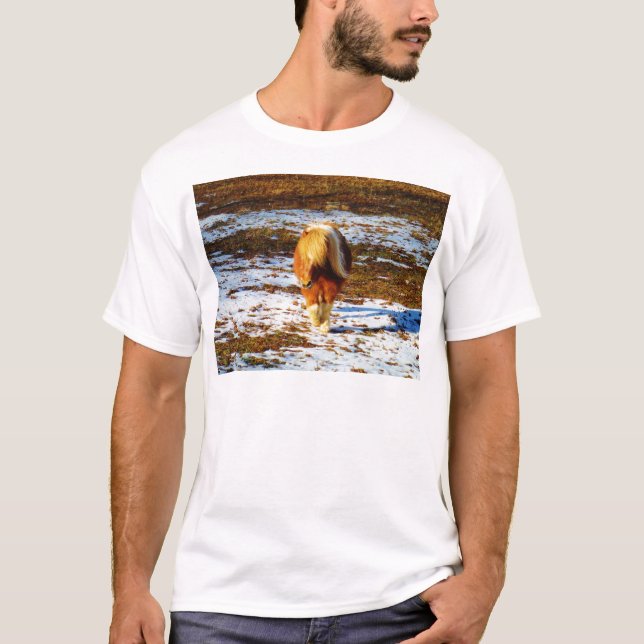 Camiseta Cavalo marrom e minúsculo creme na neve. (Frente)