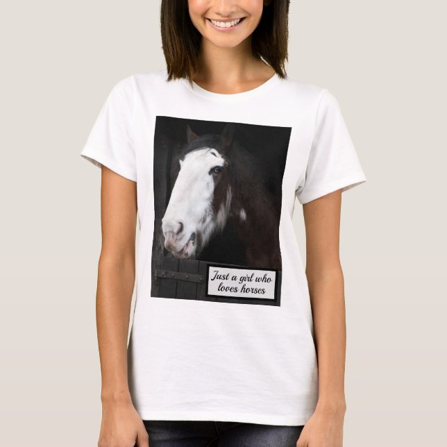 Camiseta Cavalo Marrom na Fazenda Apenas uma garota que ama (Frente)