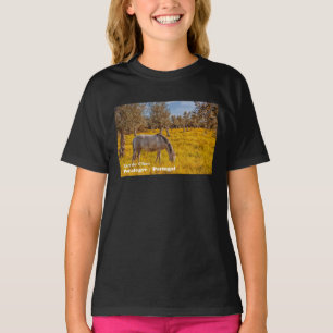 Camiseta Cavalo pastoreando num campo de flores amarelas