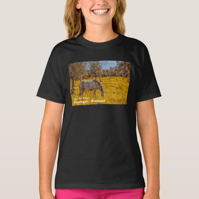 Camiseta Cavalo pastoreando num campo de flores amarelas (Frente)