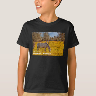 Camiseta Cavalo pastoreando num campo de flores amarelas