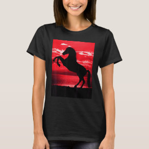 Camiseta Cavalo Preto Empinando Montanha do Céu Vermelho Ág