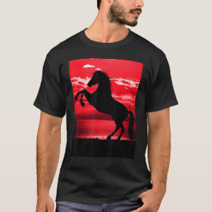 Camiseta Cavalo Preto Empinando Montanha do Céu Vermelho Ág