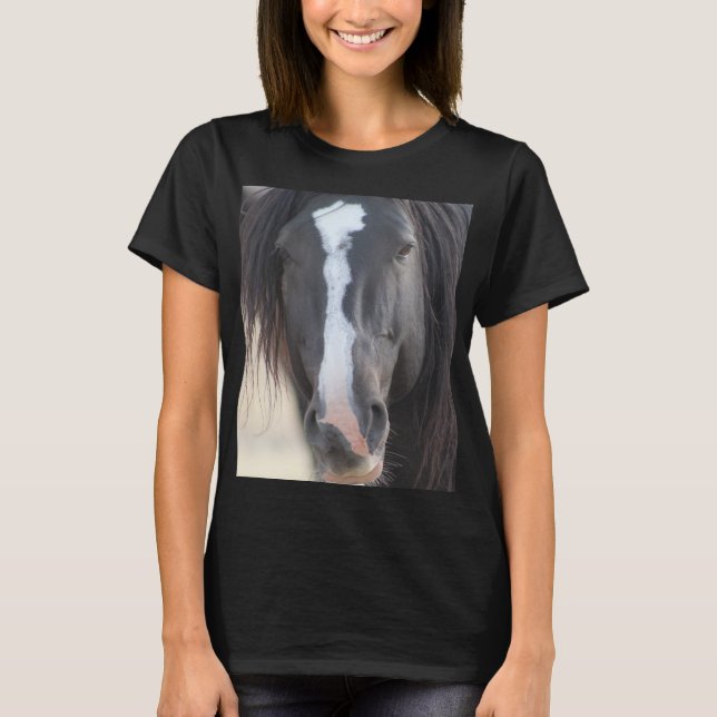 CAMISETA CAVALO SELVAGEM DAS MONTANHAS ONAQUI DE UTAH STALL (Frente)