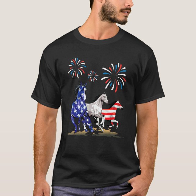 Camiseta Cavalos Correndo Com Fogos de Artifício Feliz Inde (Frente)