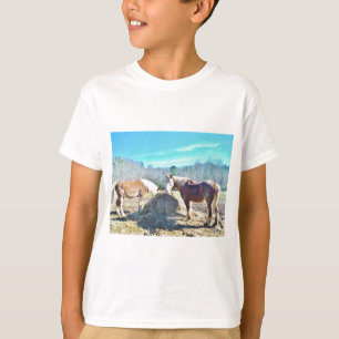 Camiseta Cavalos de esboço salvados que comem o feno